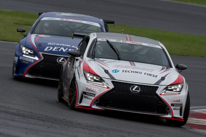 レース序盤、asset ingsテクノRC350とDENSO Le Beausset RC350のST-3クラスRC350同士の争い
