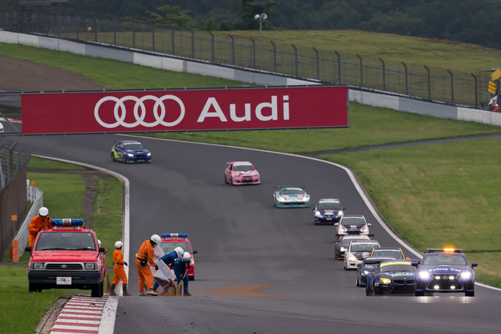 レース中盤過ぎ、ST-4クラスの車両がオイルをまいたため、処理が行われる