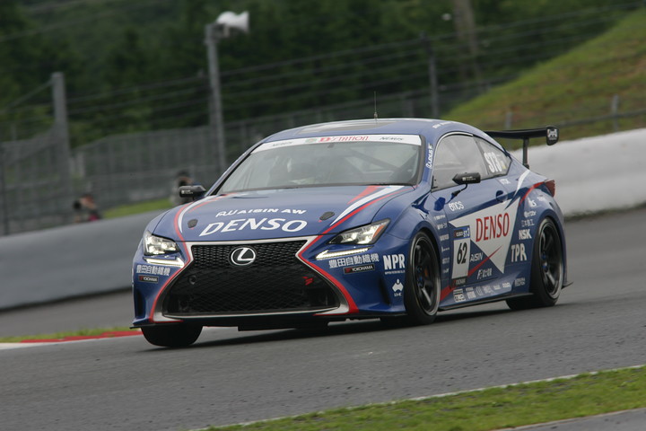 ST-3クラス優勝の嵯峨宏紀／新田守男／中山雄一／山下健太組（DENSO Le Beausset RC350）