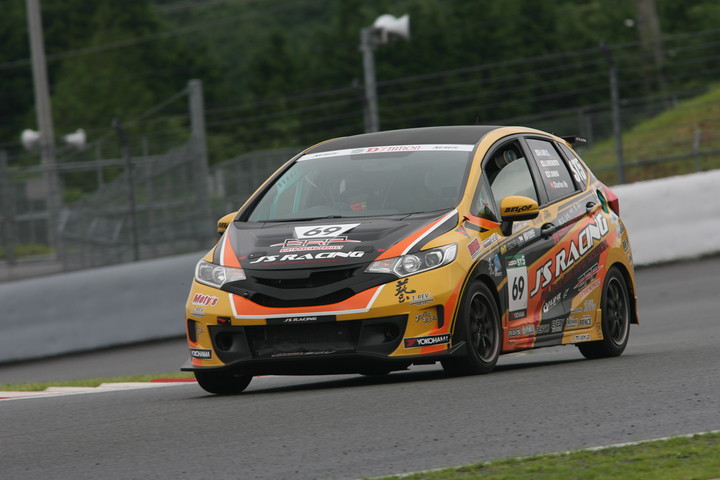 ST-5クラス優勝の大野尊久／井入宏之／梅本淳一／チャールズ・Ng組（BRP☆J'S RACINGフィット）