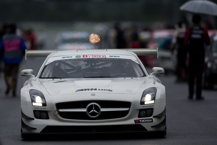 総合のポールポジションのグリッドに着いたST-Xクラスの永井宏明／佐々木孝太／佐藤敦／田島剛組（ARN AMG SLS GT3）