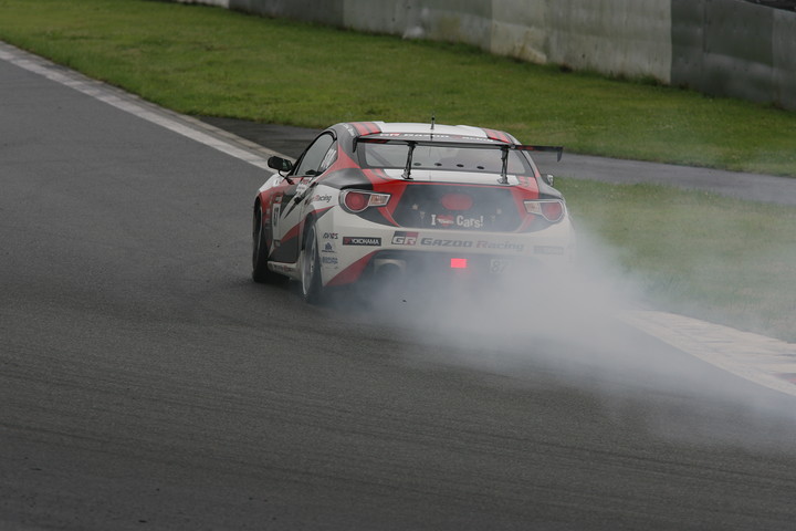 レース開始から1時間半、大嶋和也のドライブするST-4クラス・TOYOTA Team TOM’S SPIRIT 86がエンジンブロー