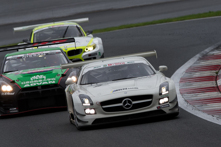 レース序盤、ST-Xクラスのトップ争い。ARN AMG SLS GT3を先頭にスリーボンド日産自動車大学校GT-R、REAF REAL ESTATE KiiVA BMW