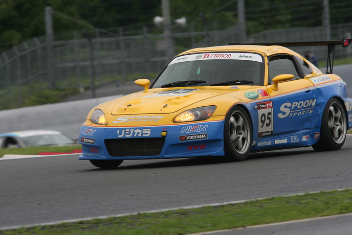 ST-4クラス優勝の松井猛敏／中島保典／黒澤琢弥組（孚海國際×SPOON S2000）