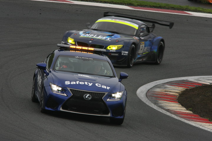トップのENDLESS･ADVAN･BMWを押さえてセーフティーカーランが続く