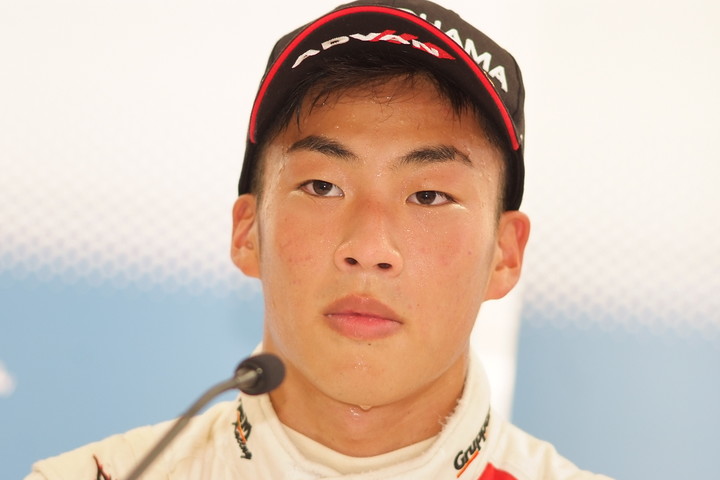 決勝記者会見: 優勝した福住仁嶺（HFDP RACING）
