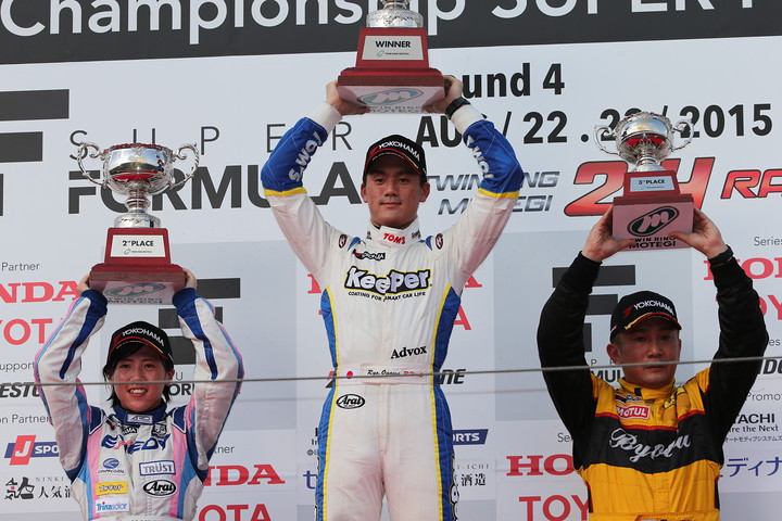 Nクラスの表彰式: 優勝・小河諒（中央）、2位・三浦愛（左）、3位・ドラゴン（右）