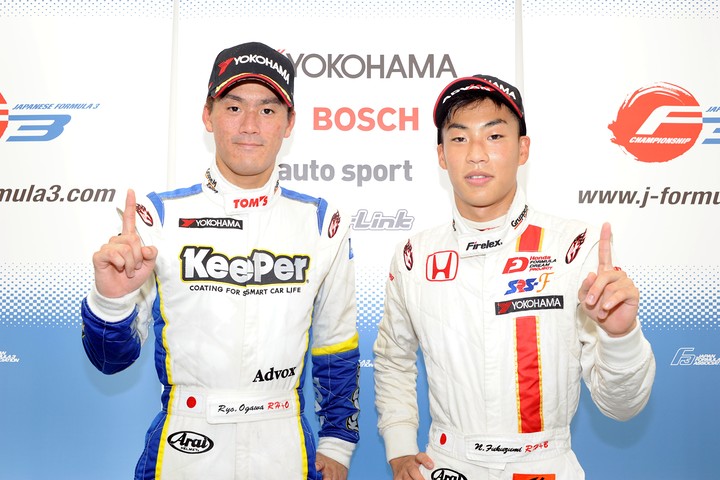 決勝フォトセッション: Nクラス優勝の小河諒（左）と総合優勝の福住仁嶺（右）