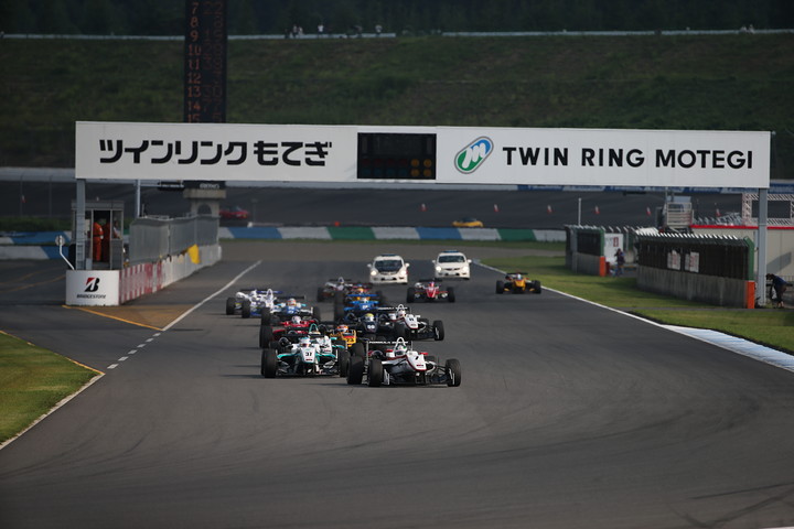 14周の決勝レースがスタートした