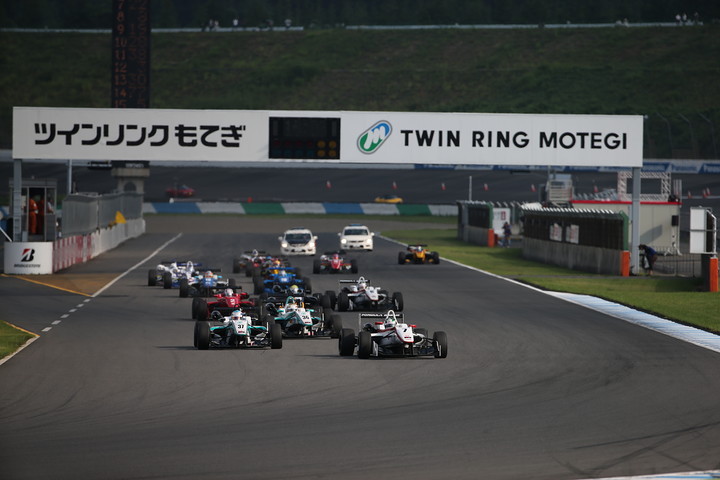 14周の決勝レースがスタートした