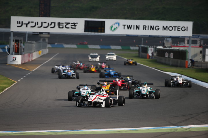 14周の決勝レースがスタートした