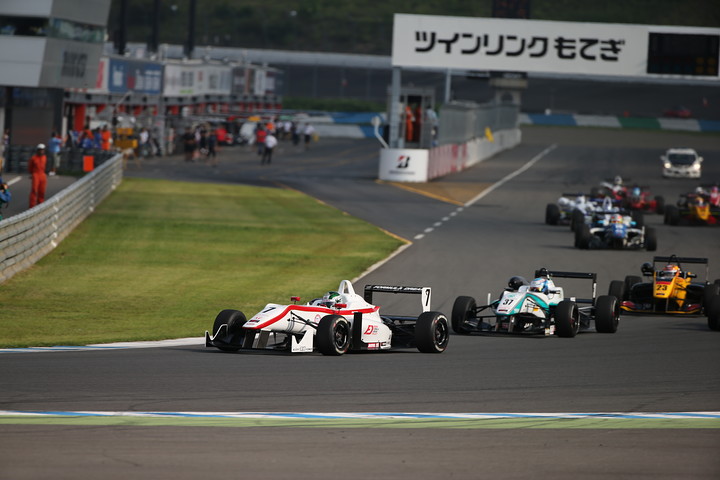 14周の決勝レースがスタートした