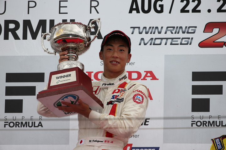 表彰式: 優勝した福住仁嶺（HFDP RACING）