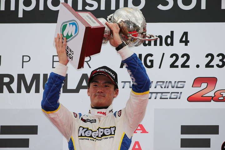 表彰式: Nクラスで優勝した小河諒（PETRONAS TEAM TOM'S）