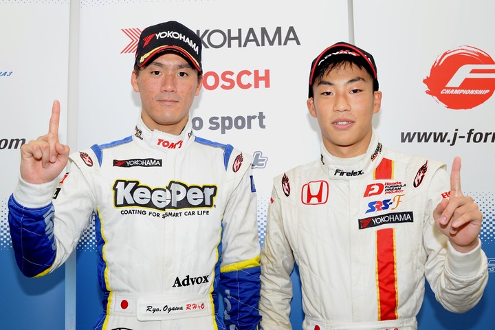 決勝フォトセッション: Nクラスで優勝した小河諒（左）と総合優勝の福住仁嶺（右）