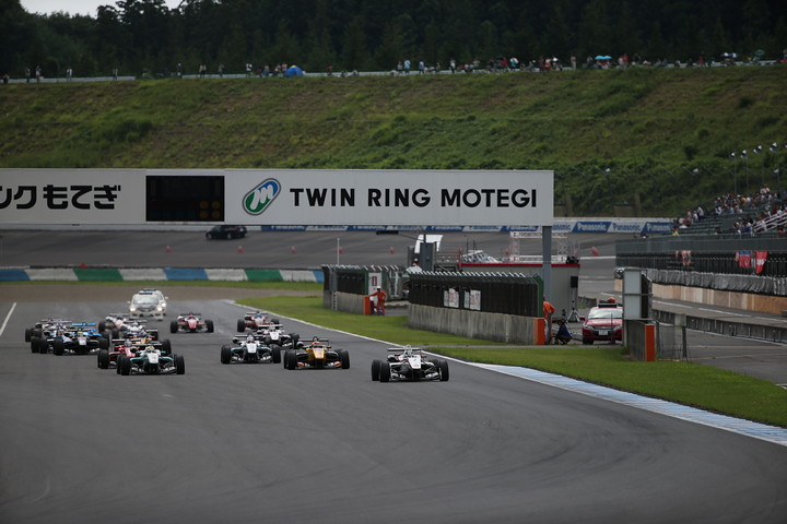 20周の決勝レースがスタートした