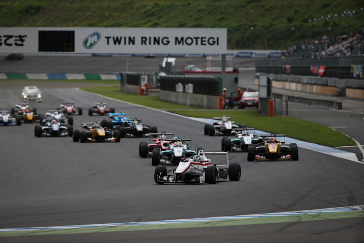 20周の決勝レースがスタートした