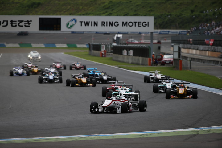 20周の決勝レースがスタートした