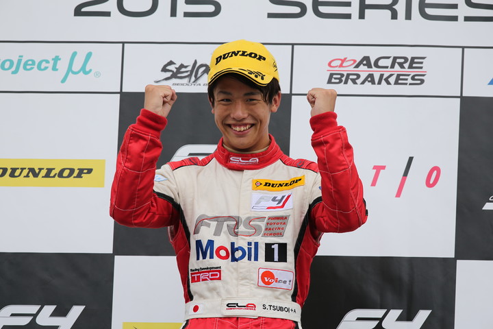 表彰式: 優勝の坪井翔（FTRSスカラシップF4）