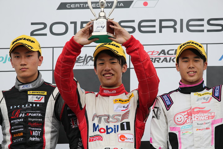 表彰式: 優勝・坪井翔（中央）、2位・牧野任祐（左）、3位・平木湧也(右）