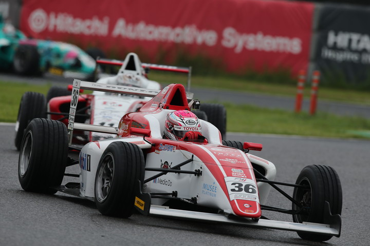 スタートでトップに立ったのポールシッターの坪井翔（FTRSスカラシップF4）