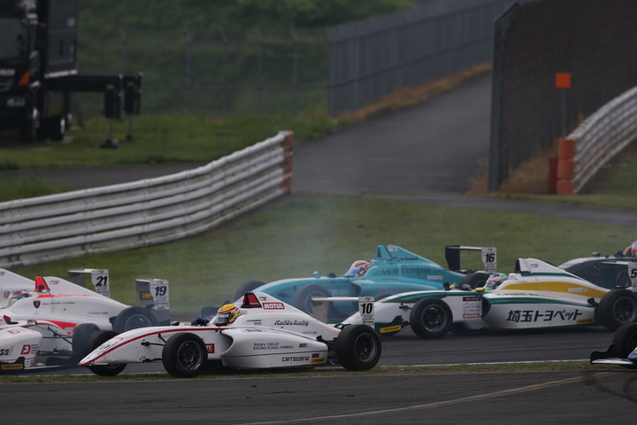 スタート直後、1コーナーでのアクシデント