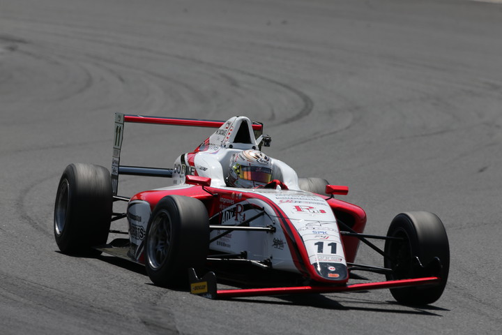 ポイントリーダーの牧野任祐（DODIE・インプローブス・RN-S）は他車と接触して26位。ノーポイントでレースを終えた