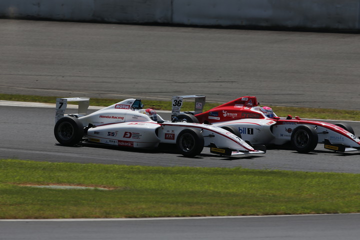 坪井翔（FTRSスカラシップF4）が大津弘樹（HFDP/SRS-F/コチラレーシング）をパスしてトップに立つ