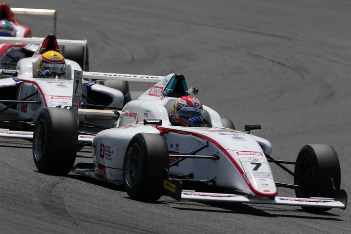 大津弘樹（HFDP/SRS-F/コチラレーシング）と⾦⽯勝英（SRS-F/コチラレーシング）の争い