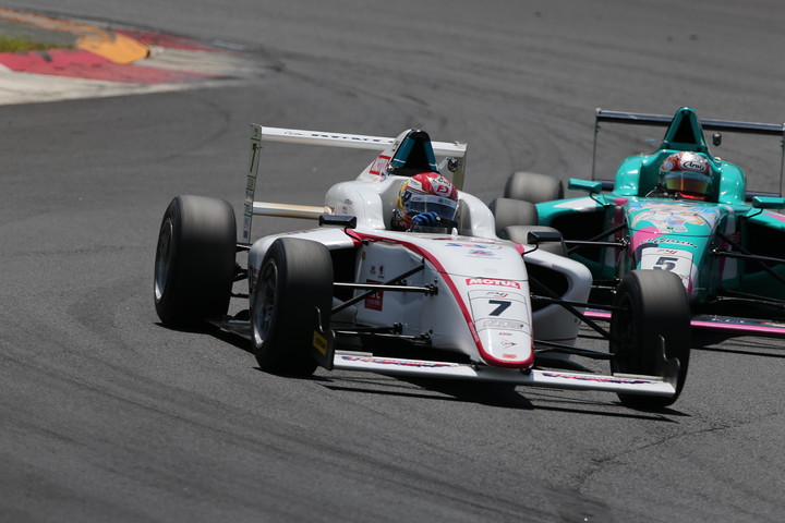 大津弘樹（HFDP/SRS-F/コチラレーシング）と平木湧也（GSR初⾳ミクホリデー⾞検 F110）の争い