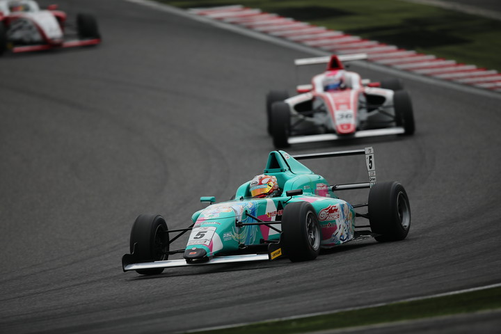 スタートでトップに立ったのは平木湧也（GSR初⾳ミクホリデー⾞検F110）