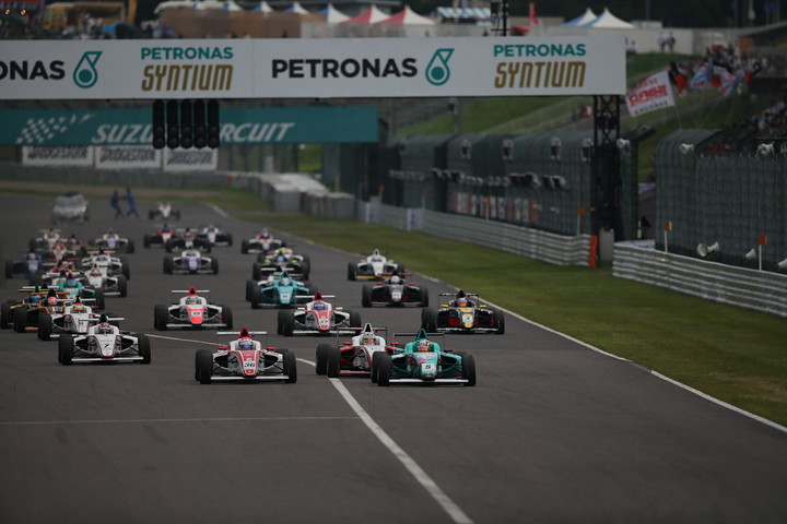 10周の決勝レースがスタートした