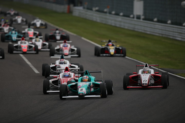 10周の決勝レースがスタートした