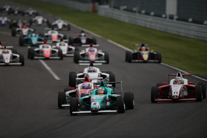 10周の決勝レースがスタートした