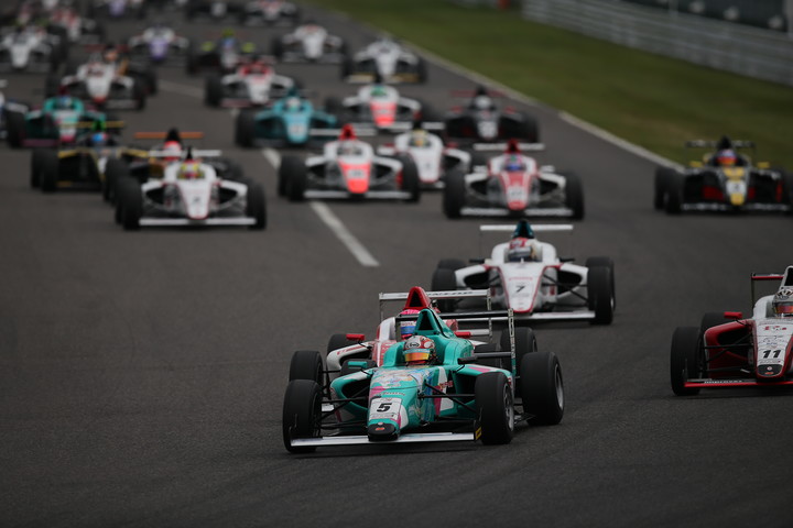 10周の決勝レースがスタートした