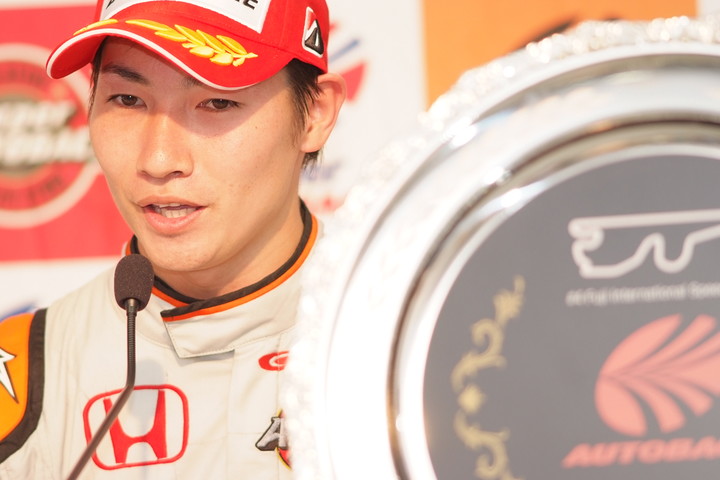 決勝記者会見: GT300クラス優勝の小林崇志（ARTA CR-Z GT）