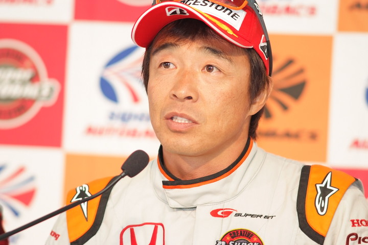 決勝記者会見: GT300クラス優勝の高木真一（ARTA CR-Z GT）