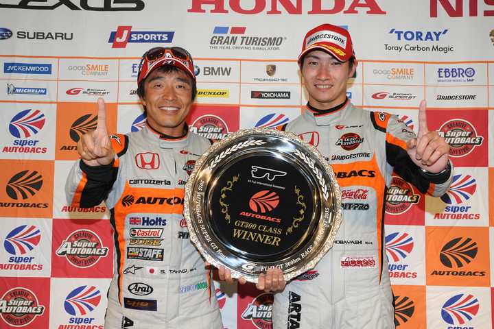 決勝フォトセッション: GT300クラス優勝のドライバー