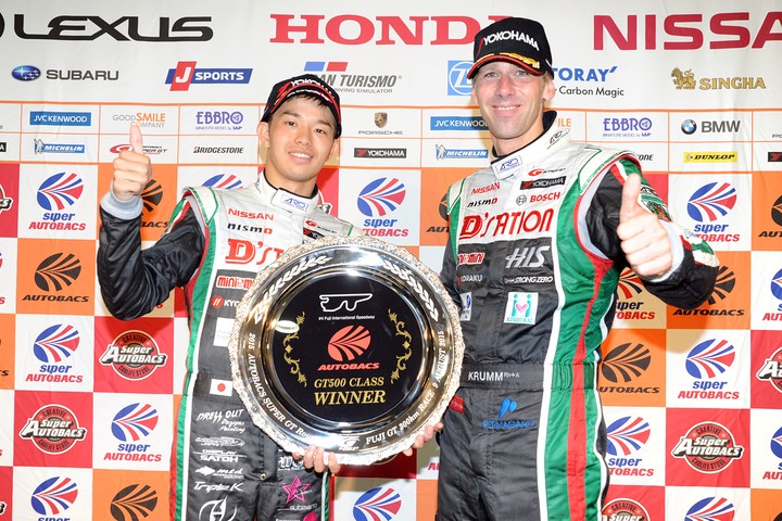 決勝フォトセッション: GT500クラス優勝jのドライバー