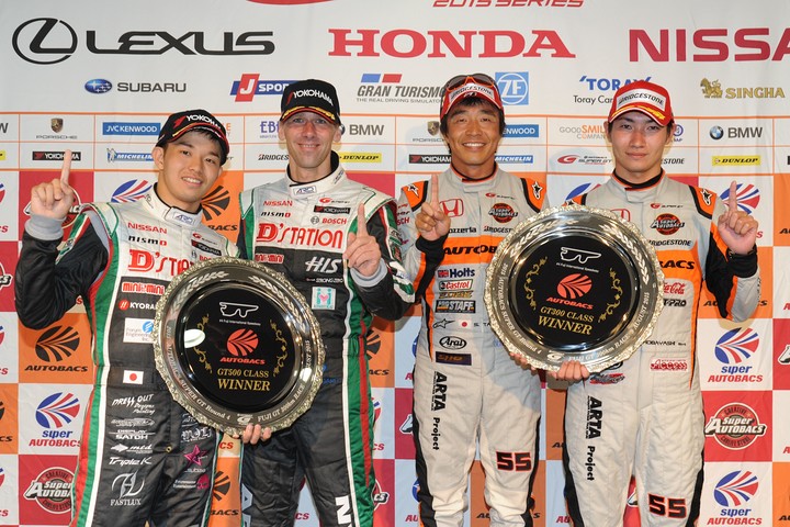 決勝フォトセッション: 優勝した両クラスのドライバー