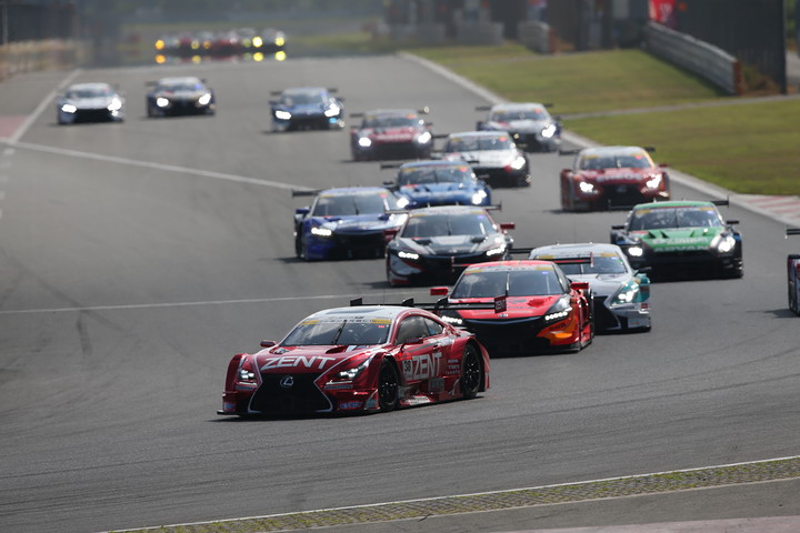 GT500クラスのスタートシーン