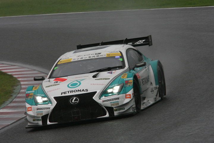 500km経過時点でGT500クラスは伊藤大輔／ジェームス・ロシター組（PETRONAS TOM'S RC F）がトップに立つ