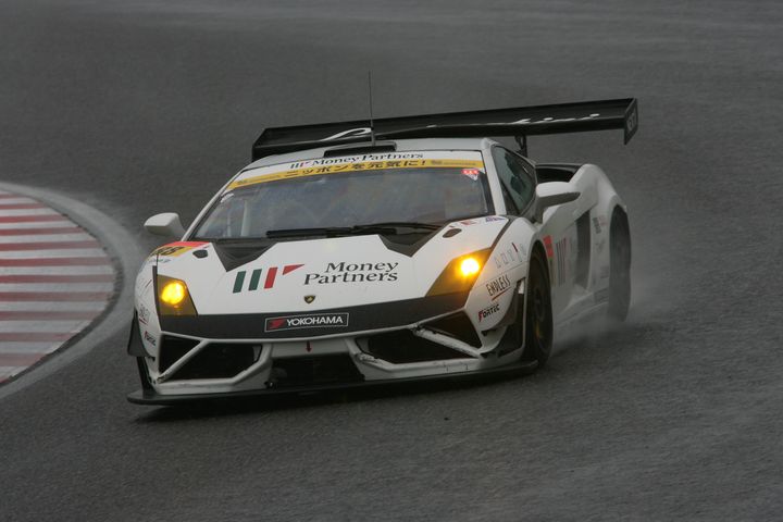 500km経過時点でGT300クラスは織戸学／平峰一貴／佐藤公哉組（マネパランボルギーニGT3）がトップに立つ