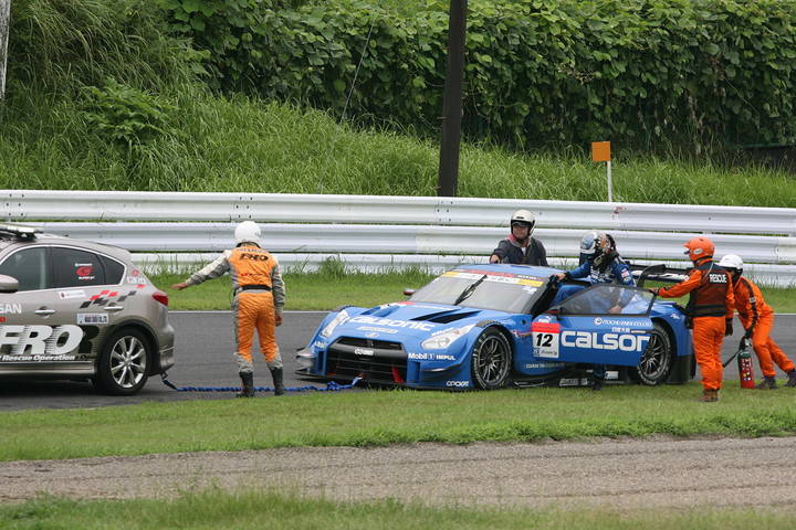 公式練習: 安田裕信／ジョアオ・パオロ・デ・オリベイラ組（カルソニックIMPUL GT-R）は終了直前にストップ