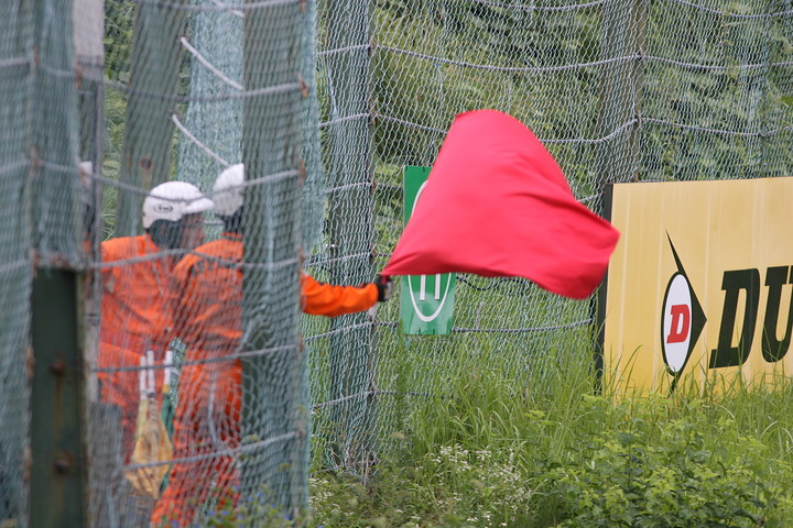 公式練習: セッションは赤旗で何度も中断した