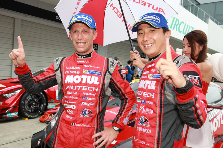 GT500クラスでポールポジションを獲得したロニー・クインタレッリ（左）と松田次生（右）
