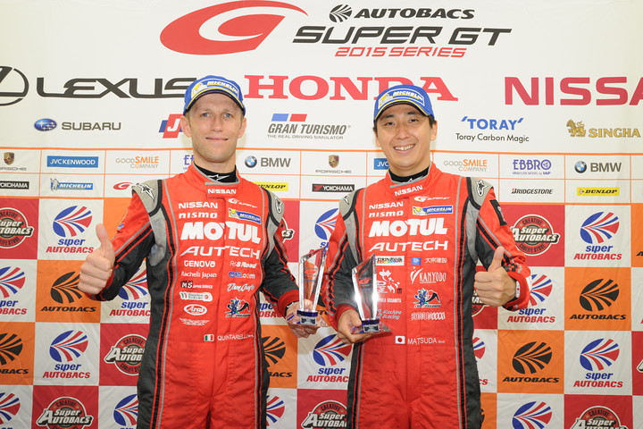 予選フォトセッション: GT500クラスポールポジションの松田次生／ロニー・クインタレッリ組（MOTUL AUTECH GT-R）