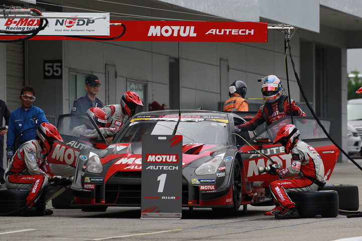 ピット作業を行う松田次生／ロニー・クインタレッリ組（GT500クラス・MOTUL AUTECH GT-R）