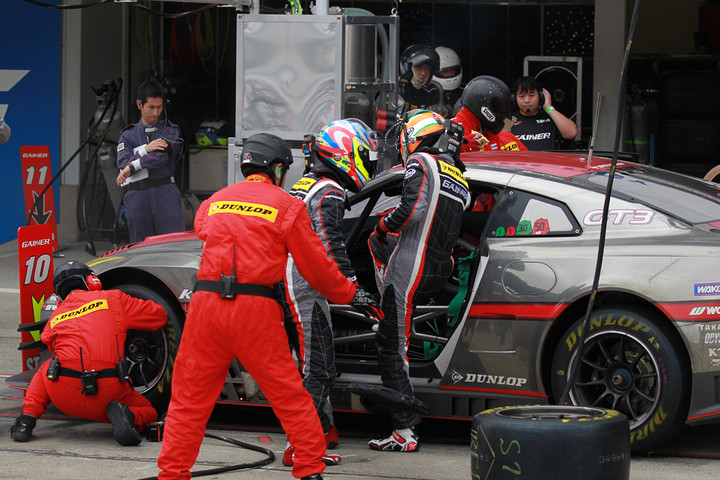 ピット作業を行うアンドレ・クート／千代勝正／富田竜一郎組（GT300クラス・GAINER TANAX GT-R）
