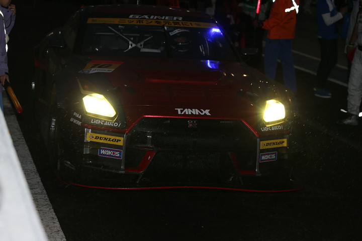 GT300クラスで優勝しピットロードに凱旋する千代勝正（GAINER TANAX GT-R）